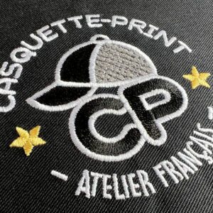 La broderie sur bonnet consiste à reproduire votre visuel avec un assortiment de fils cousu sur la maille.