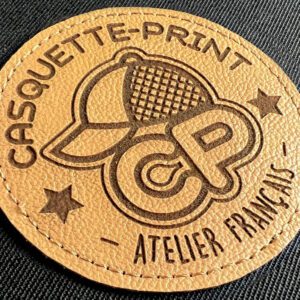 La technique du patch consiste graver votre visuel sur du simili-cuir puis à le couper à la forme choisie avant de le coudre sur le bonnet.