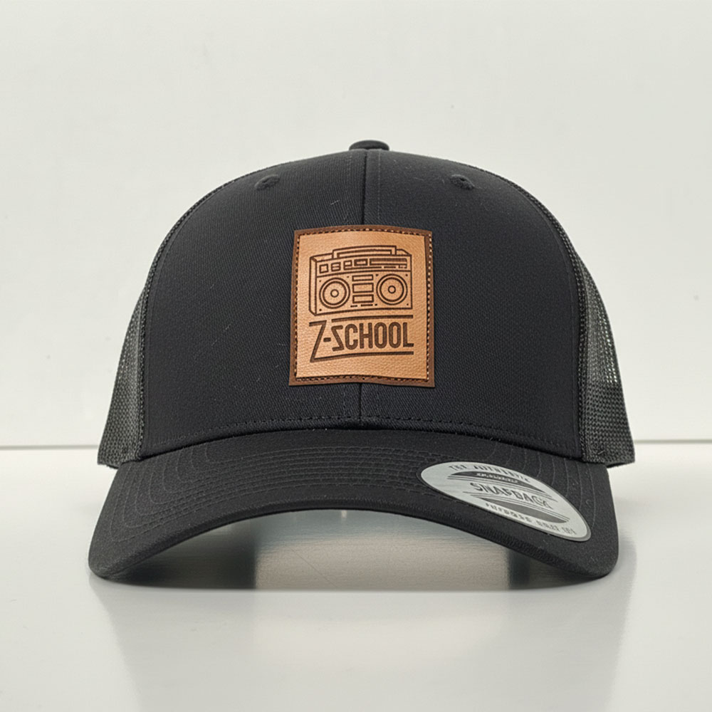 Personnalisation de la casquette trucker avec pose de patch en simili cuir