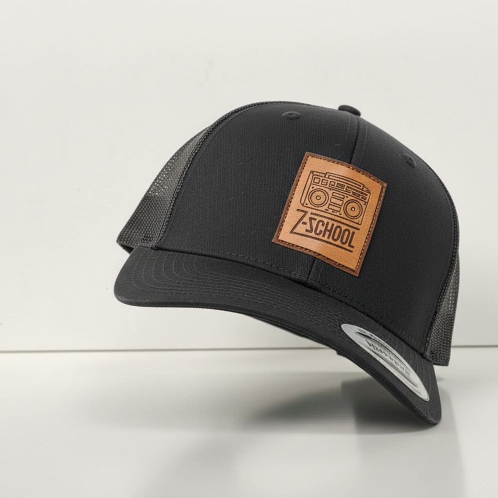 La casquette trucker baseball est personnalisée pour l'école de danse Zschool avec un patch en simili cuir