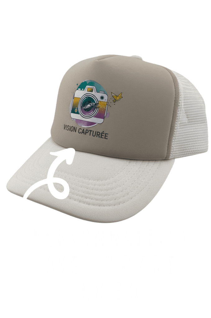 Casquette trucker beige personnalisée avec logo photographe, vue de face en studio