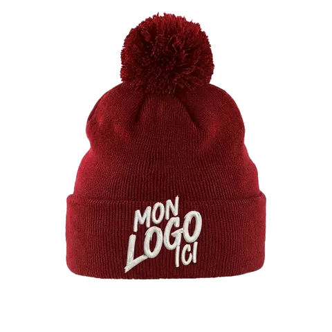 Bonnet à pompon rouge personnalisé avec un logo brodé