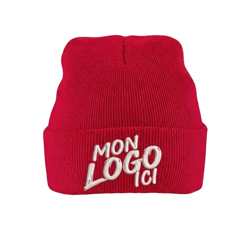 Bonnet à revers rouge personnalisé avec un logo brodé