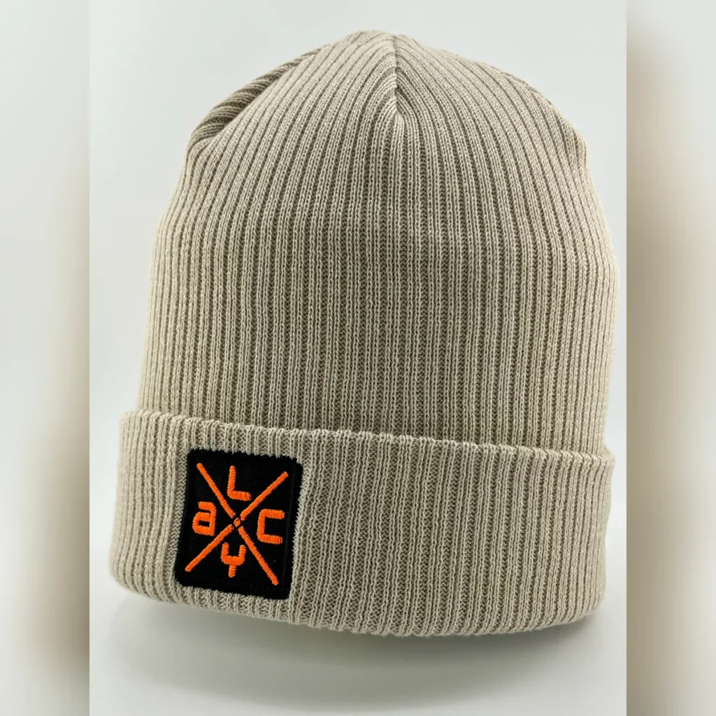 Bonnet côtelé beige avec patch PVC carré noir et orange