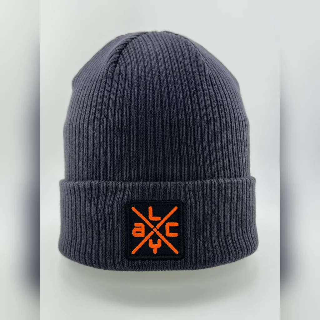 Bonnet côtelé gris bleu avec patch PVC carré noir et orange
