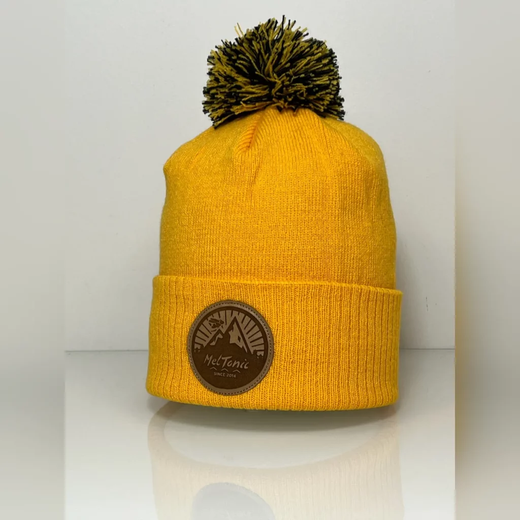 Bonnet à pompon jaune avec patch rond en suédine MelTonic