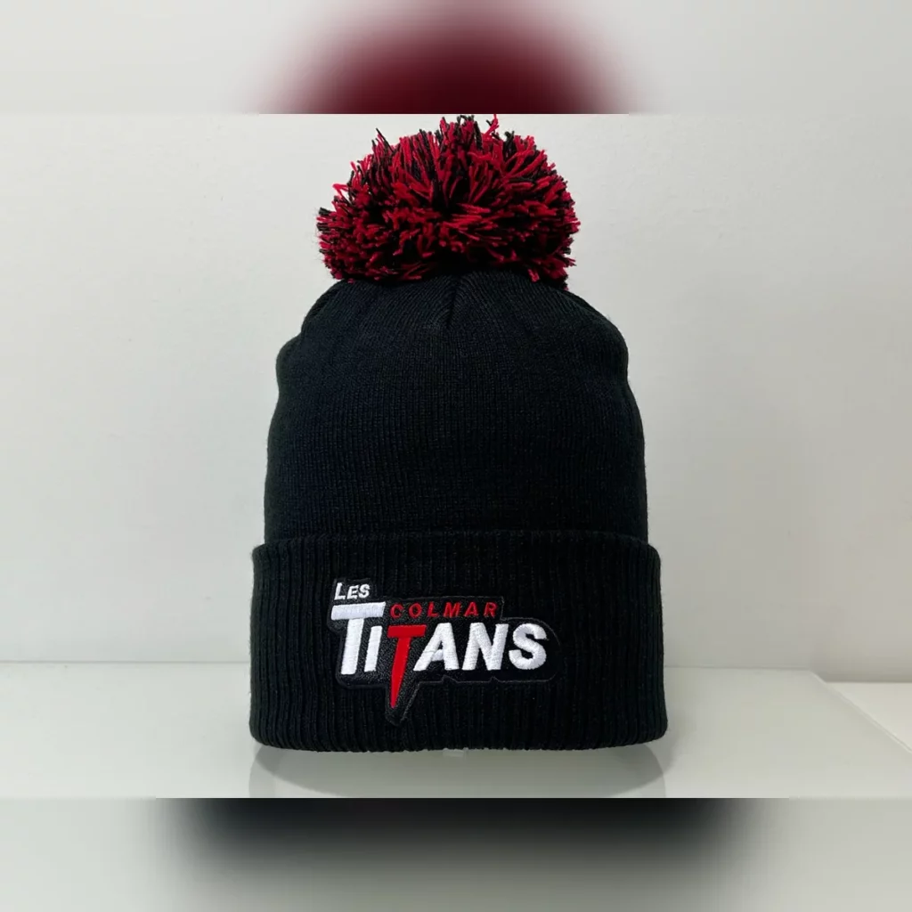 Bonnet à pompon noir avec le logo brodé des Titans de Colmar