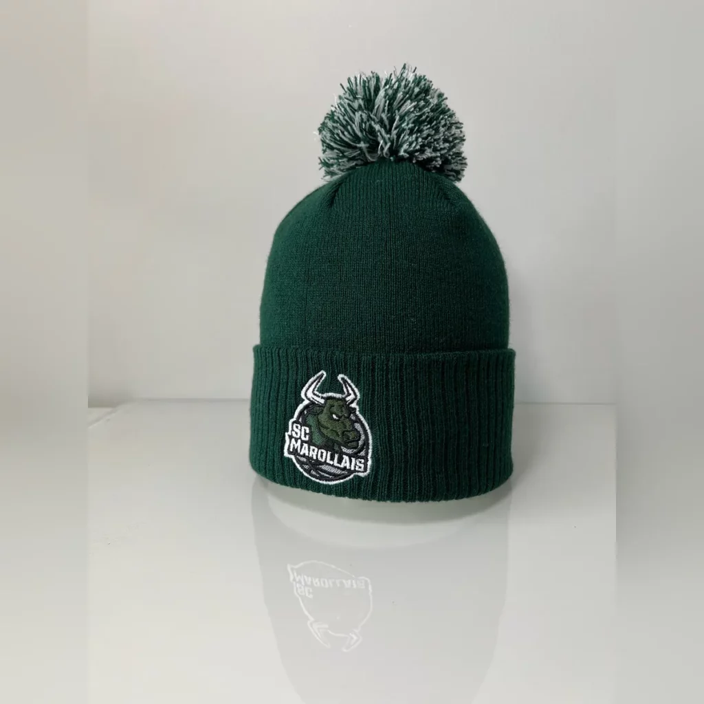 Bonnet à pompon vert avec l'écusson brodé du SC Marollais