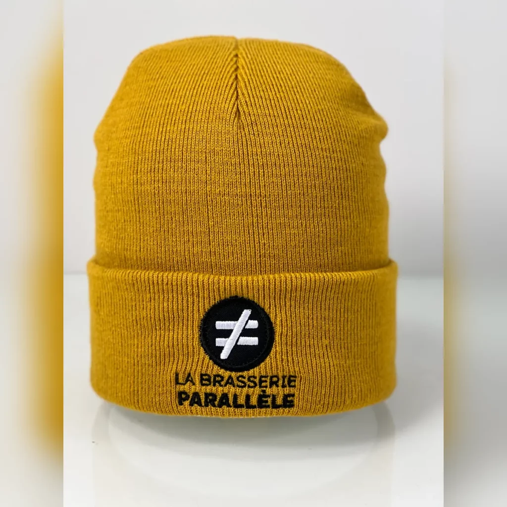 Bonnet à revers moutarde avec le logo La Brasserie Parallèle brodé en noir