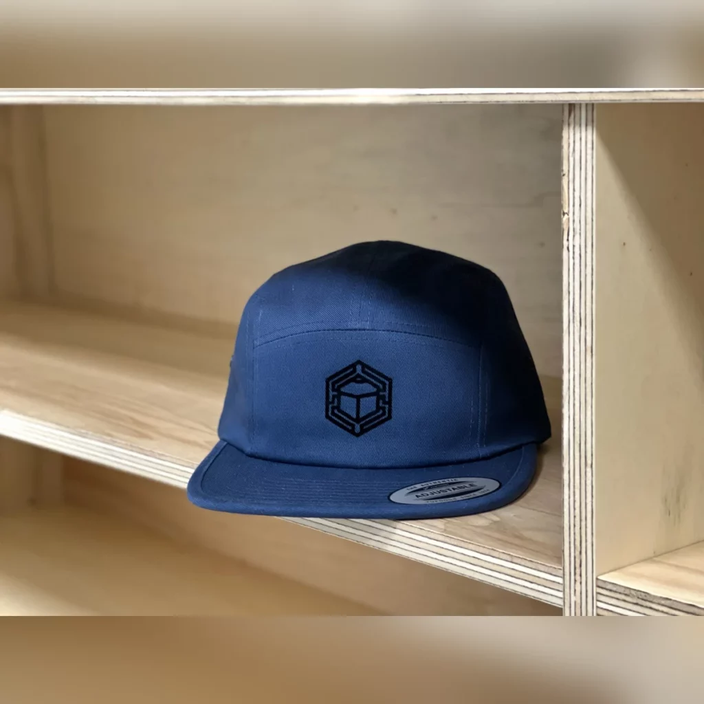 Casquette 5 panel bleue avec un logo brodé ton sur ton