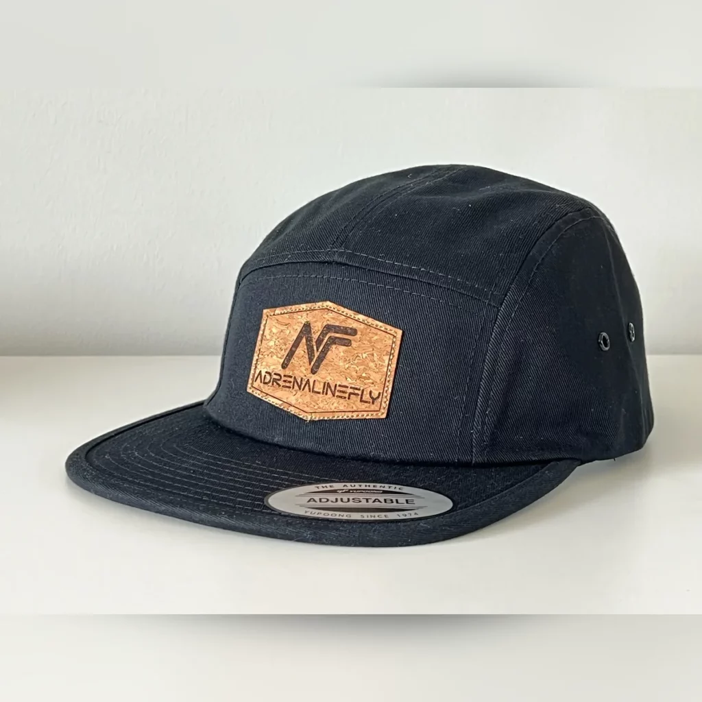 Casquette 5 panel noire avec un patch liège Adrenalinefly