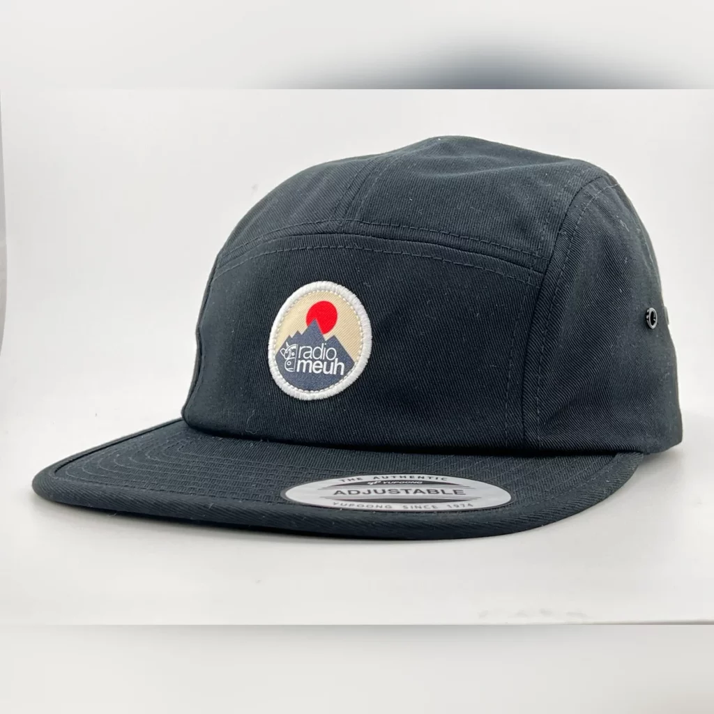 Casquette 5 panel noire avec un patch rond radio meuh