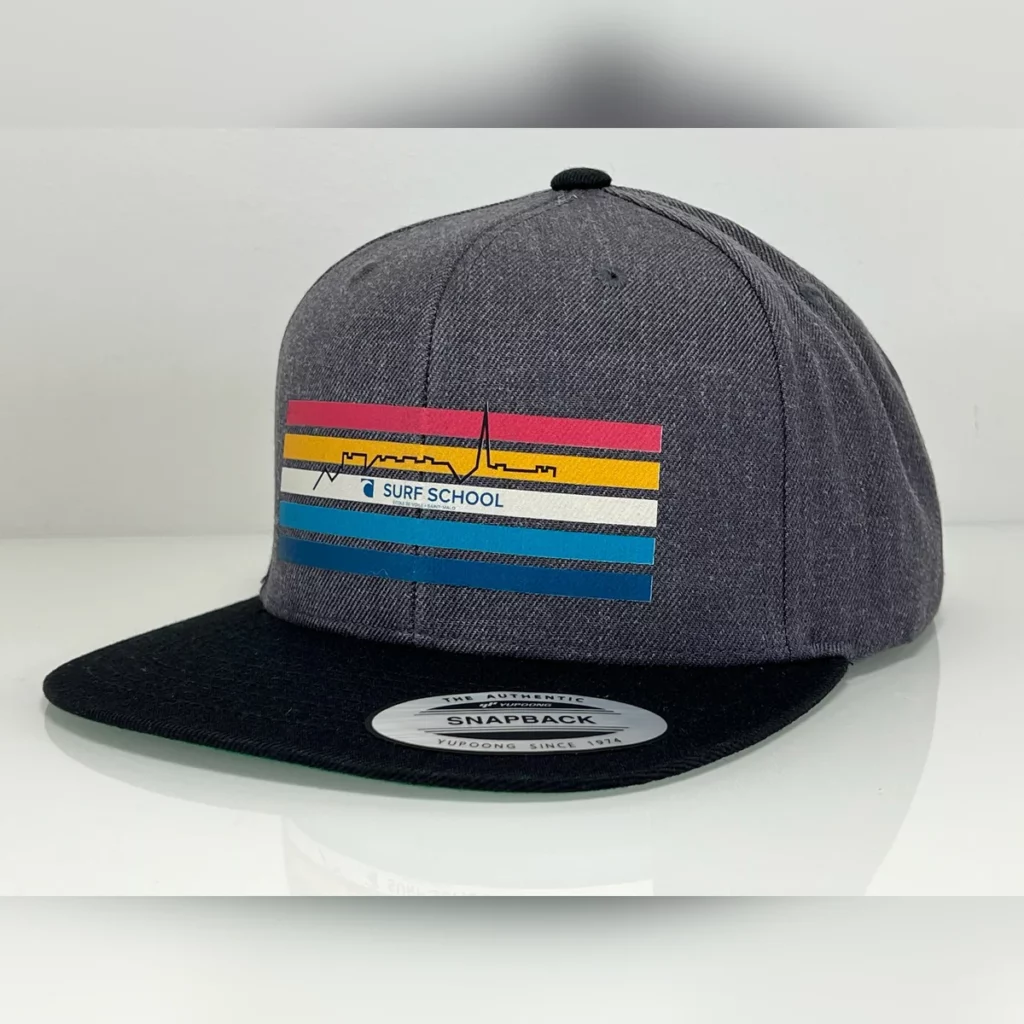 Casquette snapback gris chiné à visière noire avec logo Surf School imprimé