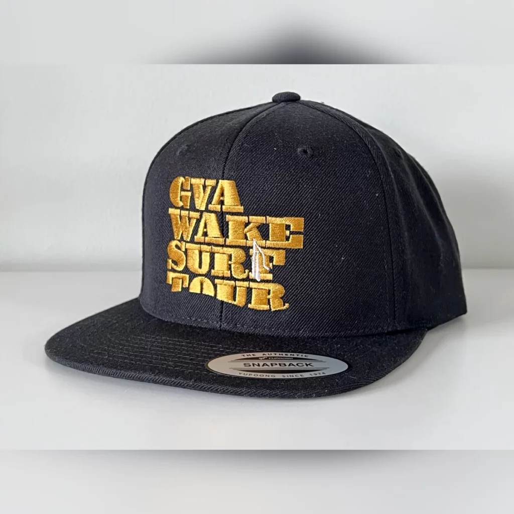 Casquette snapback noire avec une broderie 3D dorée GVA Wake Surf Tour