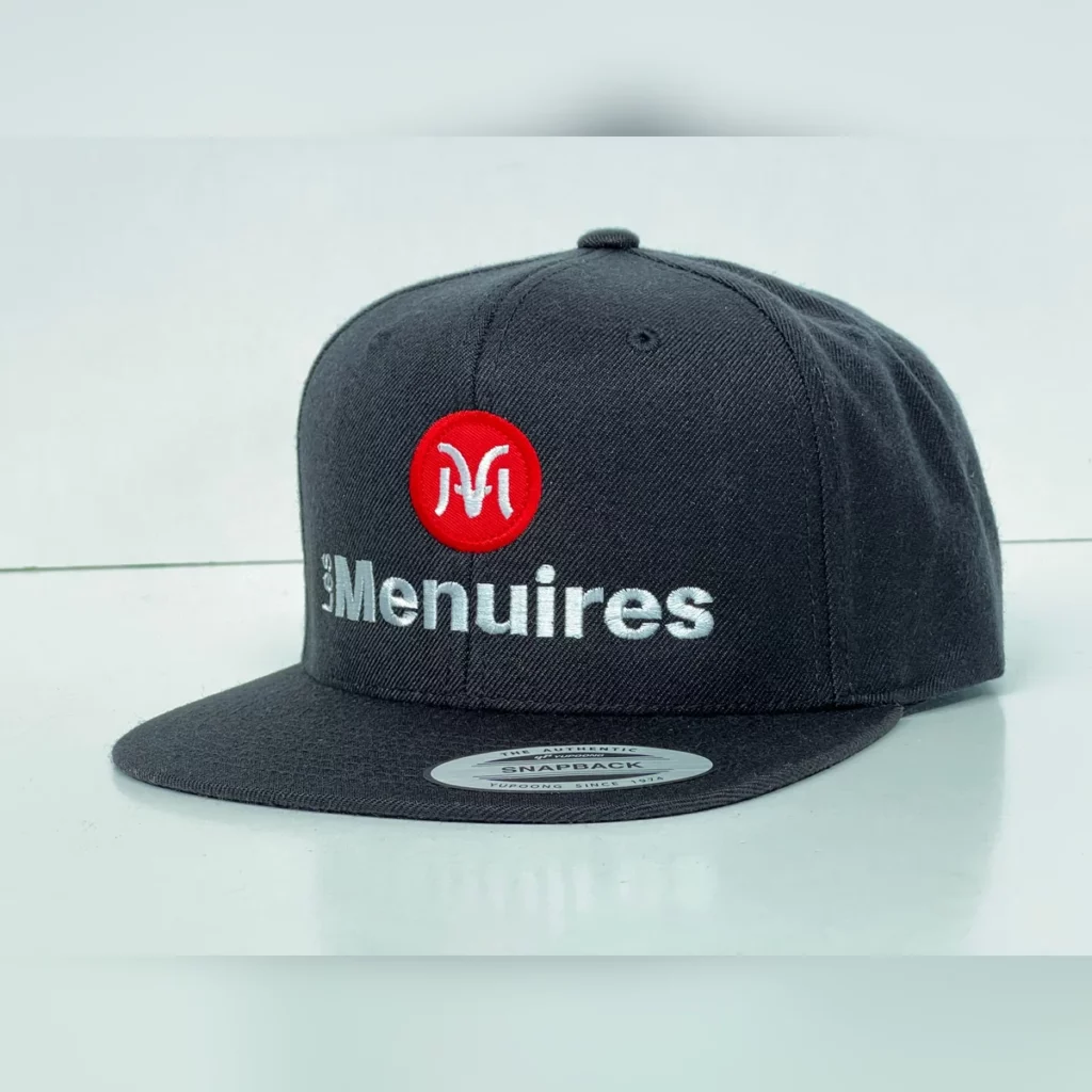 Casquette snapback noire avec le logo Les Menuires brodé
