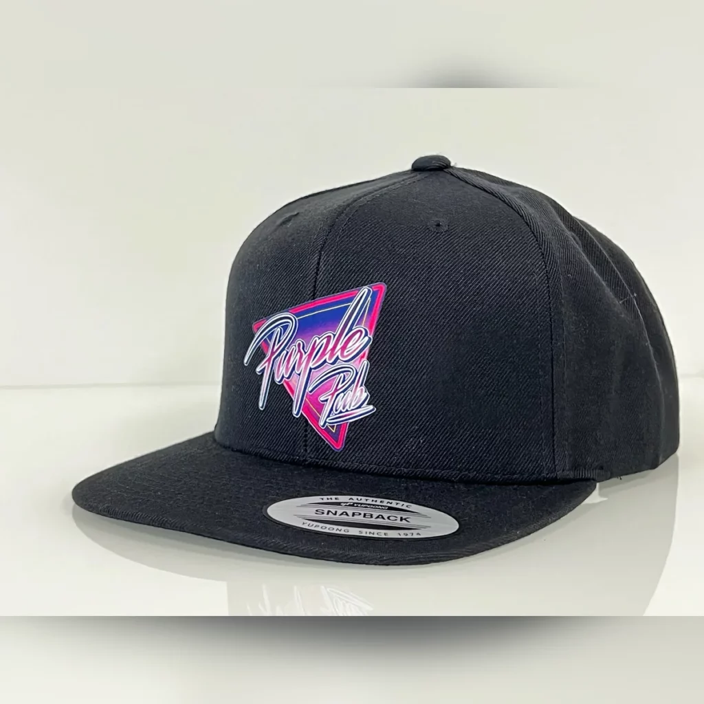 Casquette snapback noire avec le logo néon Purple Park imprimé