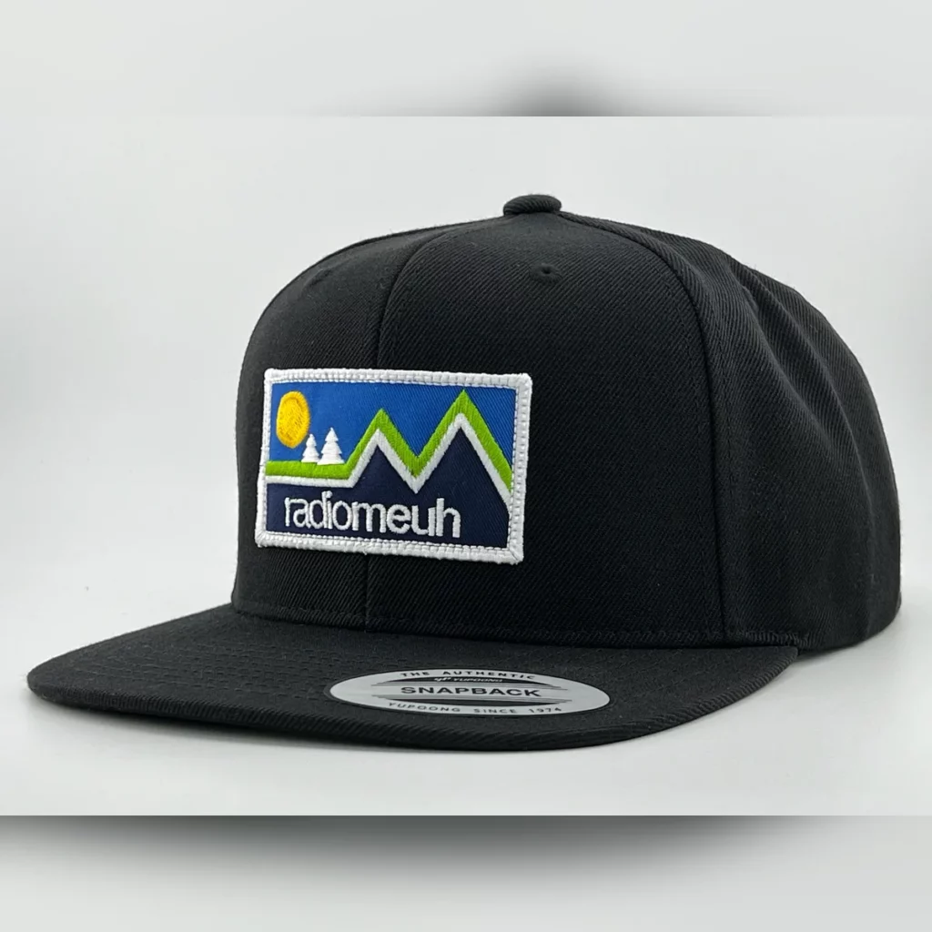 Casquette snapback noire avec un patch tissé radiomeuh