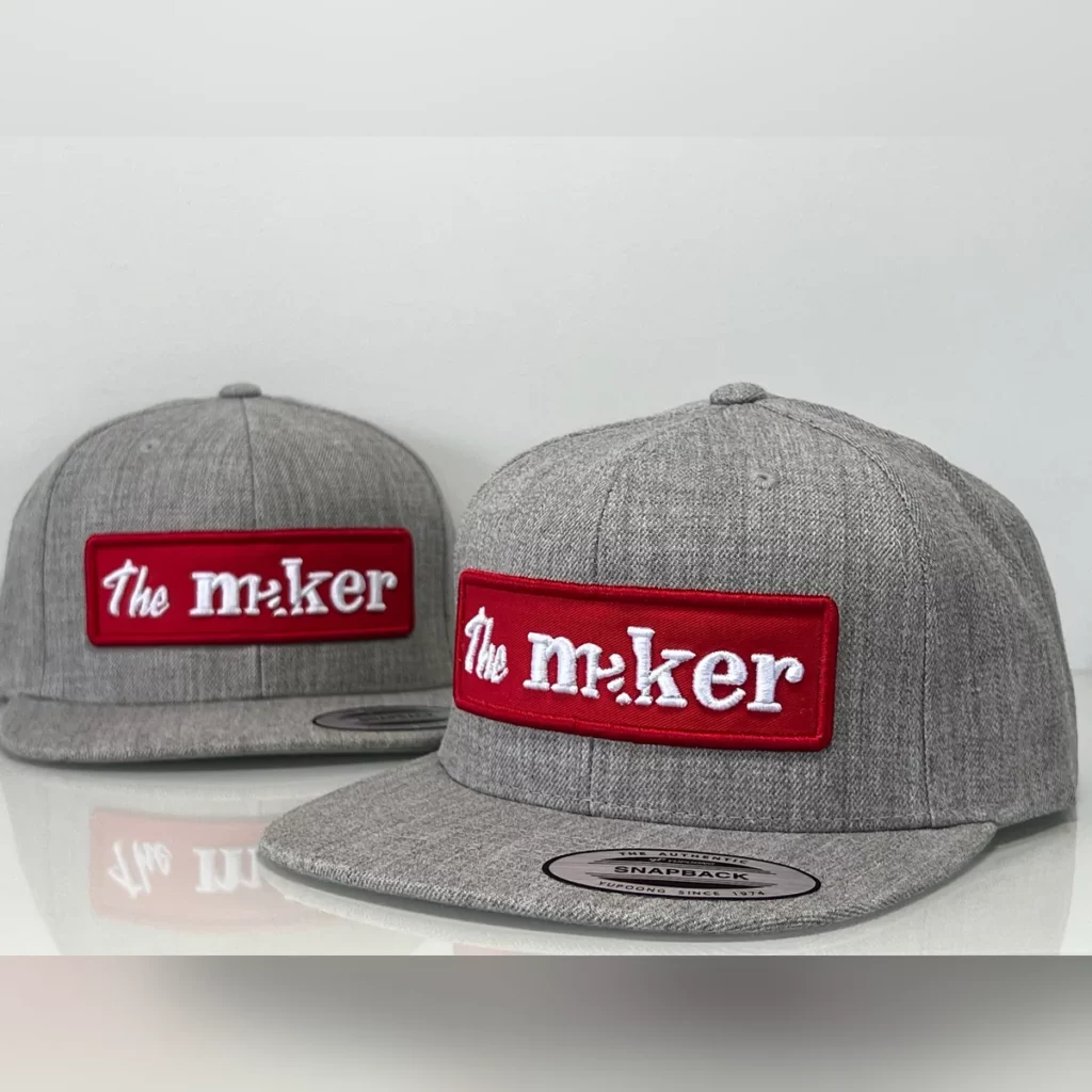 Casquettes snapback gris chiné avec un patch brodé rouge The Maker