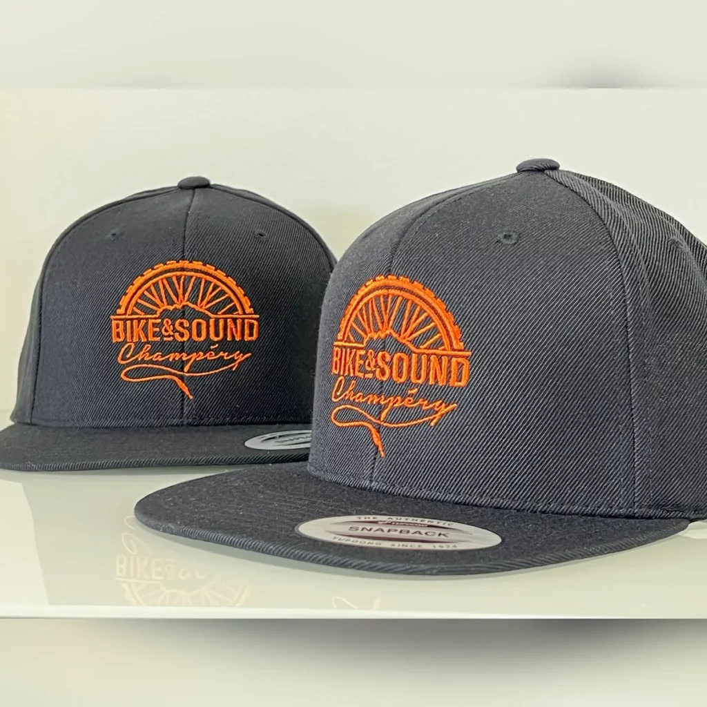 Casquettes snapback grises avec broderie 3D orange Bike & Sound Champéry